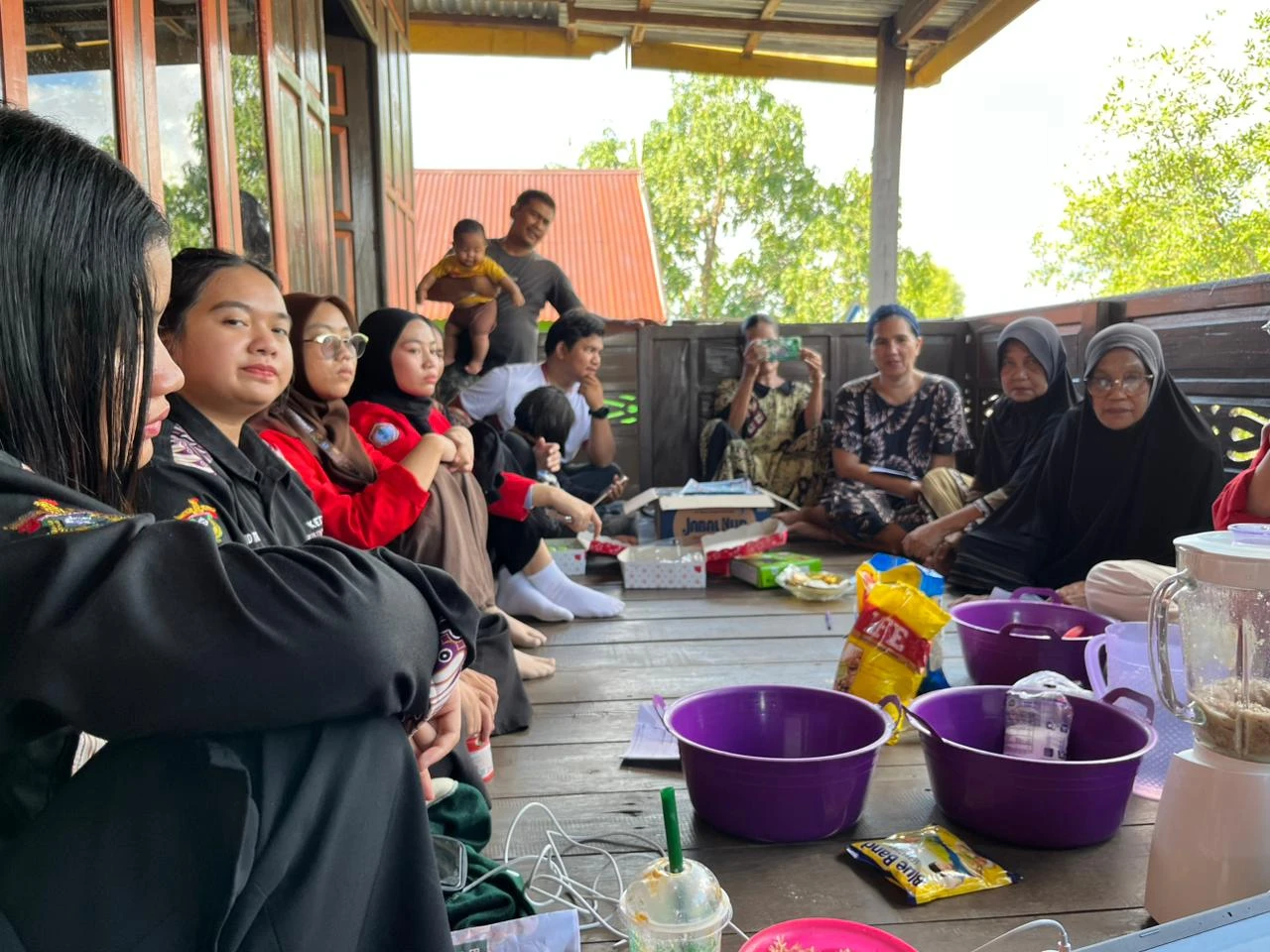 Suasana hangat pelatihan pembuatan mie dan kerupuk rumput laut di Desa Boddie, Pangkep, pada 7 Oktober 2025. Tim PPK Ormawa FORMA Kesmas FKM Unhas berinteraksi langsung dengan ibu-ibu setempat, mentransformasi potensi lokal rumput laut menjadi produk bernilai ekonomi tinggi. Inisiatif ini adalah bagian dari upaya peningkatan kemandirian masyarakat pesisir melalui inovasi dan pemberdayaan.